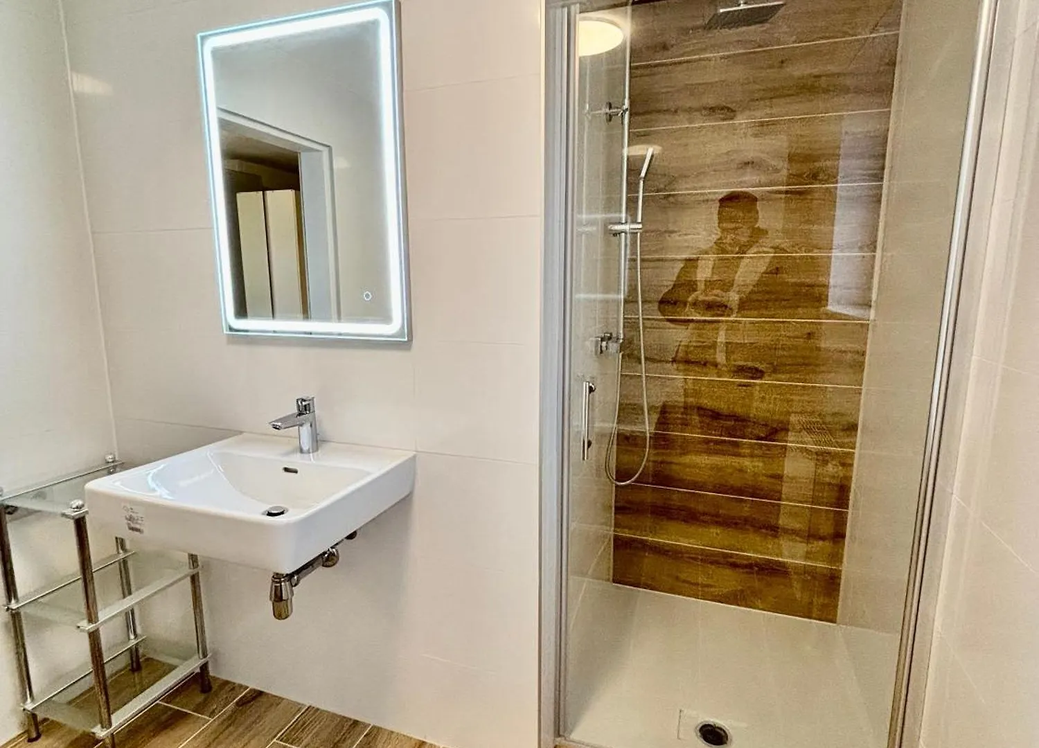 Atemberaubendes Apartment + Pool فيينا 0*,